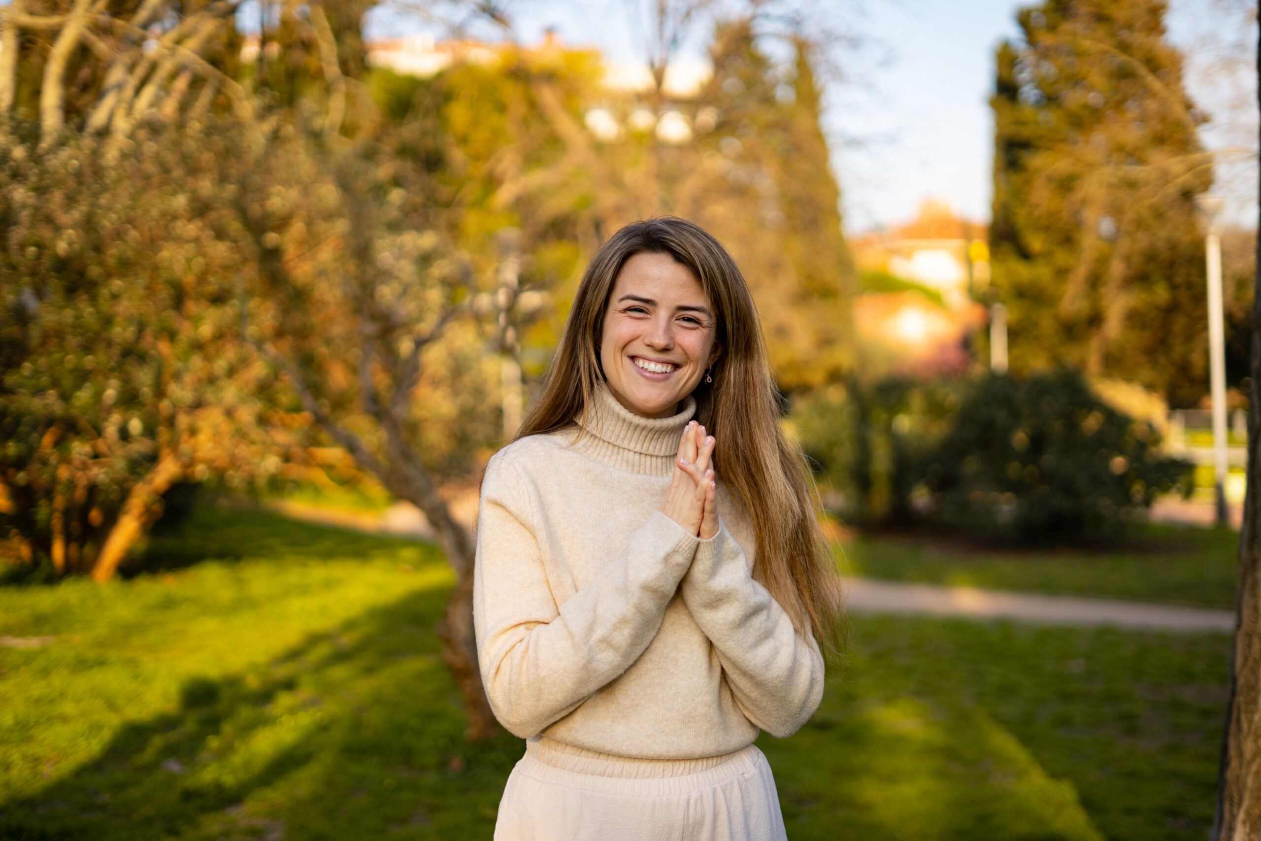 claudia sonriente practicando yoga en un parque de barcelona