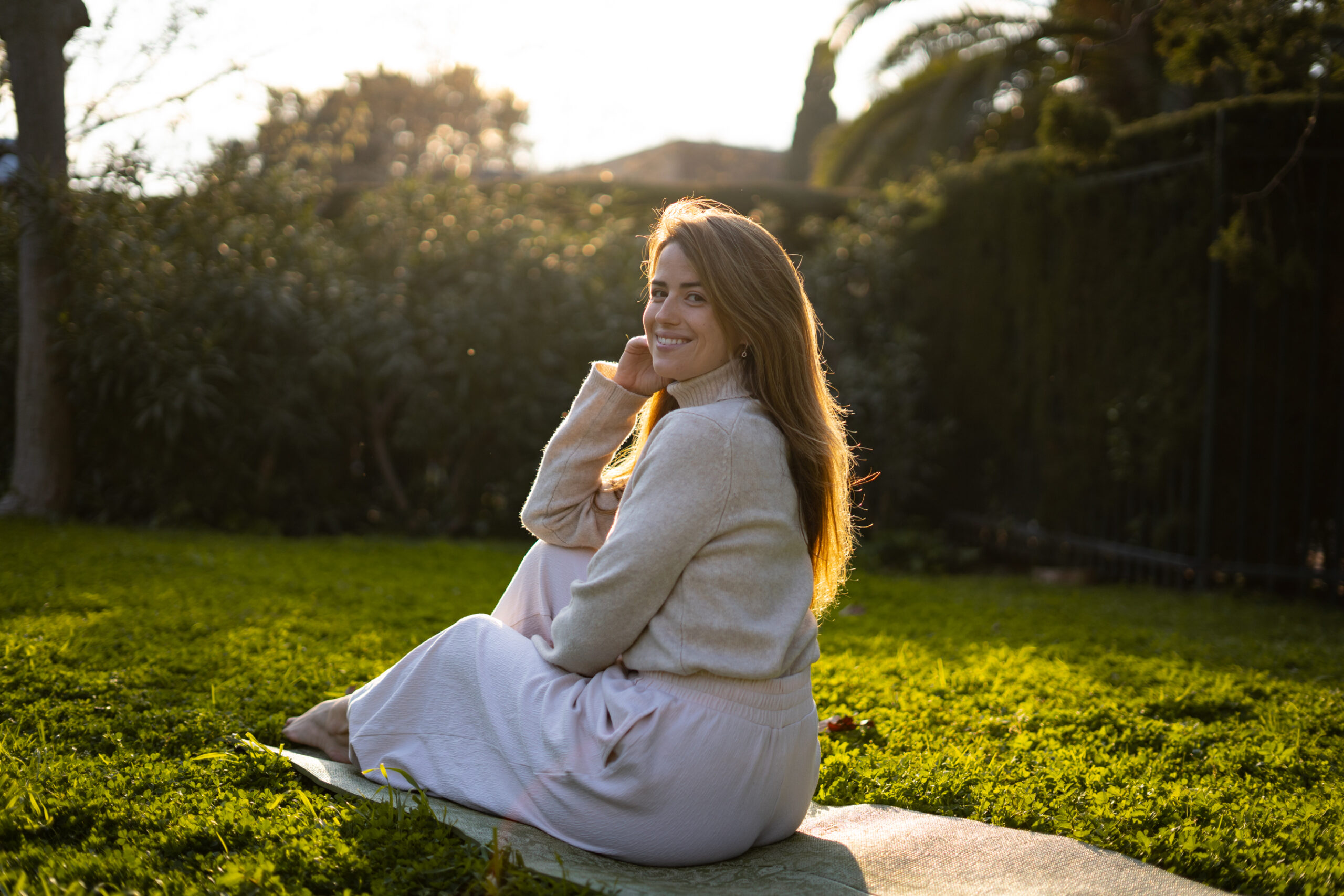 claudia practicando yoga en un parque de barcelona