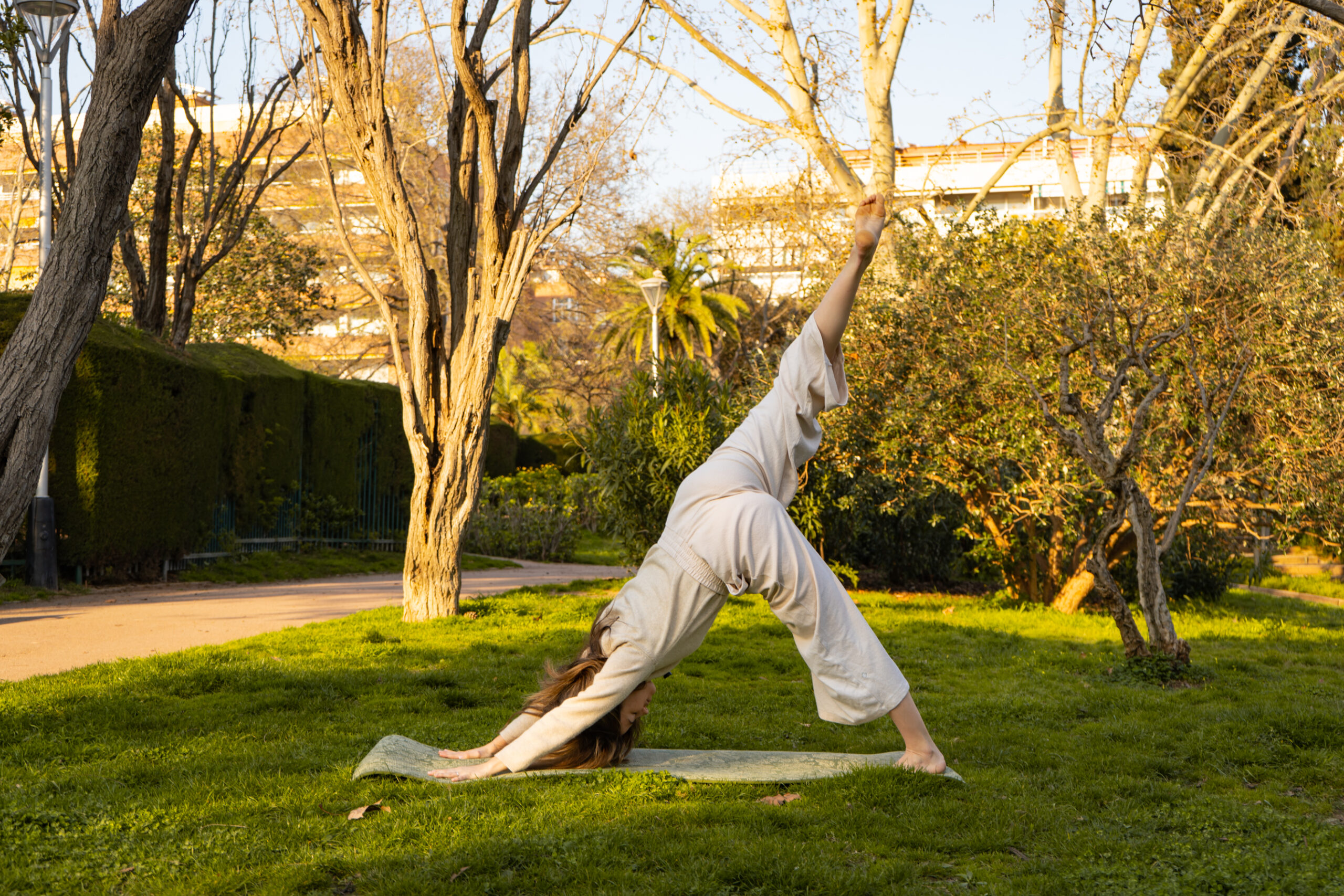 claudia practicando yoga en Barcelona
