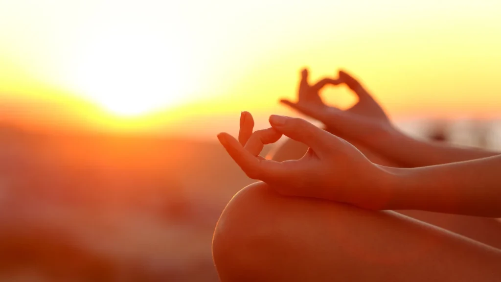 practicando yoga al atardecer