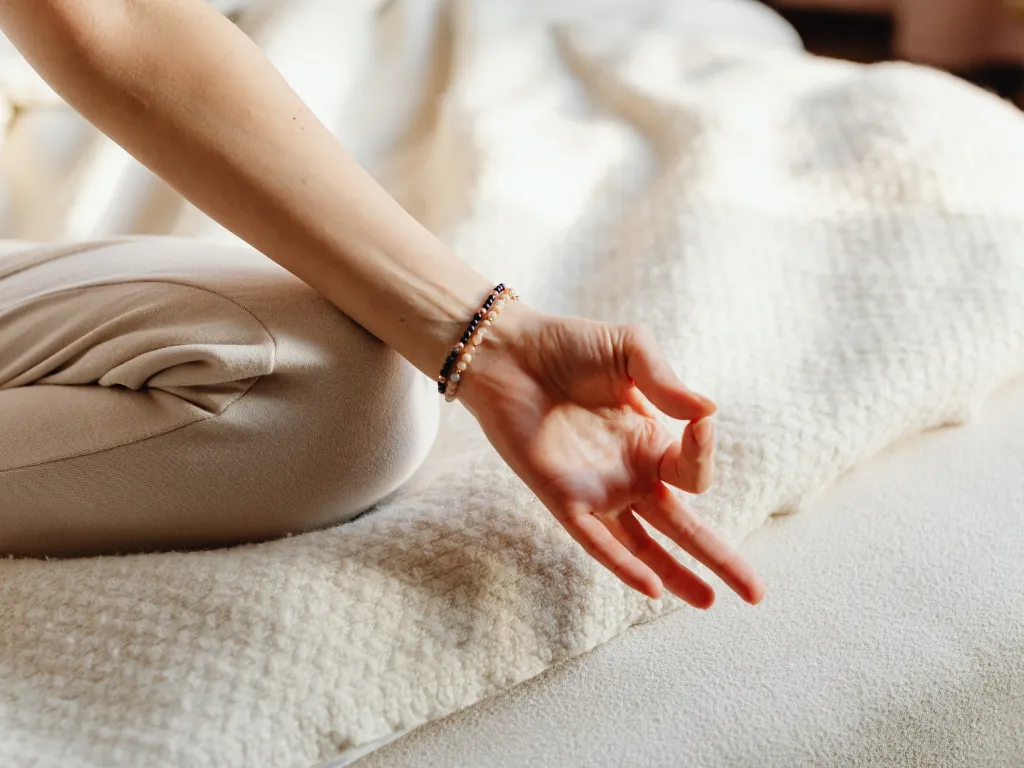 puntas de los dedos tocandose en la tipica postura del yoga