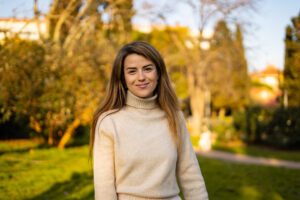 claudia sonriente mirando a camara de fondo un parque de Barcelona